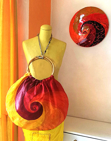 Slika Vulkan iz mojega opusa Steklena spirala, podoben motiv sem ročno poslikala na platneni torbi