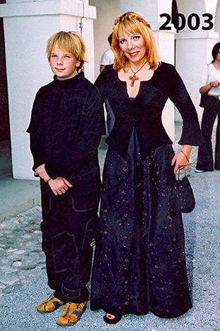 S sinom. V lastni kreaciji na temo gotske kostumografije za vrtno zabavo