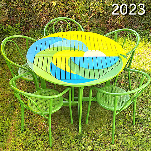 Okrasna krogla iz stiropora, 'oblečena' v bele in srebrne risalne žebljičke