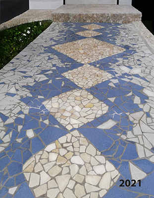 Z razbitimi keramičnimi ploščicami in kamenčki prenovljen mozaik