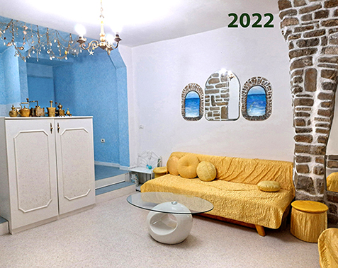 V počitniškem stanovanju ni pogleda na morje? Čopič in barve, pa sem si ga ustvarila z ovalnima slikama med ogledalom.