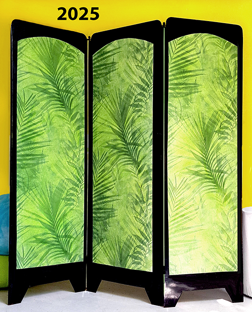 Star paravan je z vodoodporno eksotično vzorčasto tapeto zasijal v svežih barvah